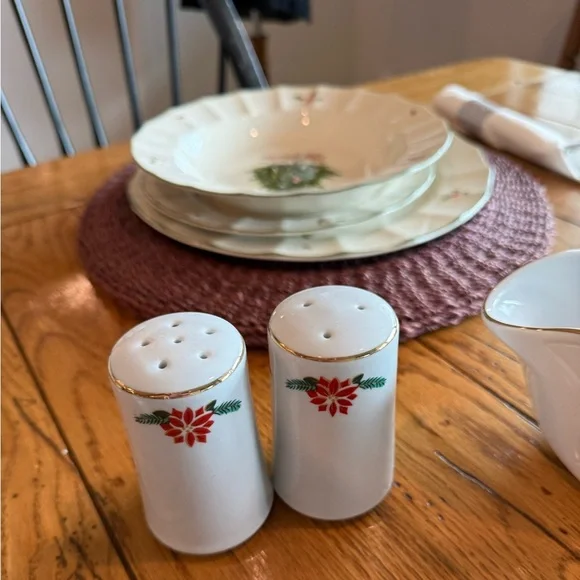 Full set Service for 12 Retired Studio Nova Christmas Dinnerware NWOT - Picture 5 of 13